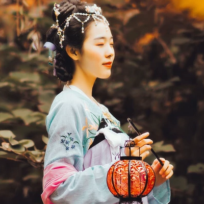 秋意唯美帶傘頭像，唯美古風(fēng)真人女子頭像