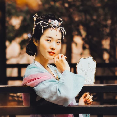 秋意唯美帶傘頭像，唯美古風(fēng)真人女子頭像