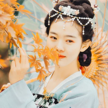 秋意唯美帶傘頭像，唯美古風(fēng)真人女子頭像