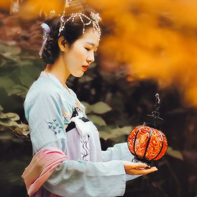 秋意唯美帶傘頭像，唯美古風(fēng)真人女子頭像