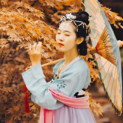 秋意唯美帶傘頭像，唯美古風(fēng)真人女子頭像