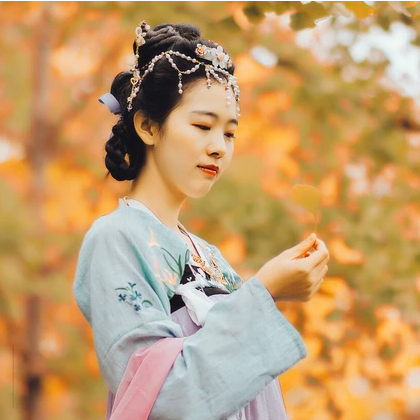 秋意唯美帶傘頭像，唯美古風(fēng)真人女子頭像