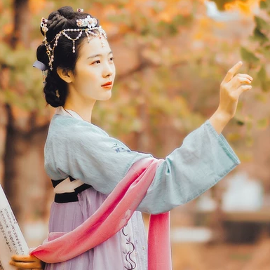 秋意唯美帶傘頭像，唯美古風(fēng)真人女子頭像