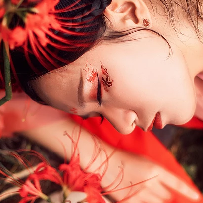 妖艷彼岸花紅衣女子頭像，唯美古風(fēng)真人頭像