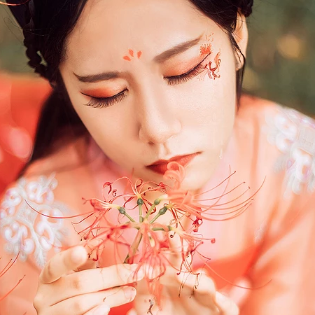 妖艷彼岸花紅衣女子頭像，唯美古風(fēng)真人頭像