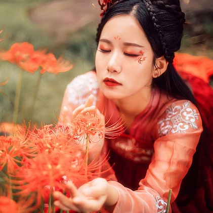 妖艷彼岸花紅衣女子頭像，唯美古風(fēng)真人頭像