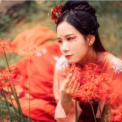 妖艷彼岸花紅衣女子頭像，唯美古風(fēng)真人頭像