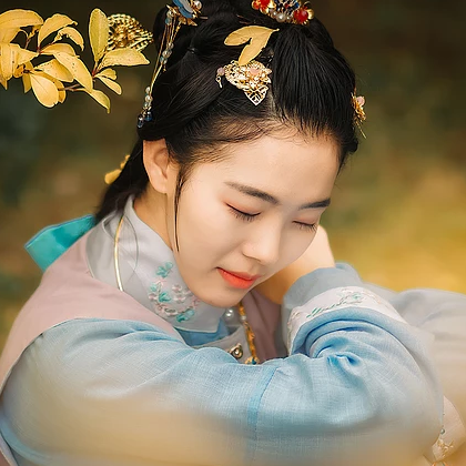 秋風(fēng)帶團(tuán)扇少女頭像，唯美古風(fēng)真人頭像