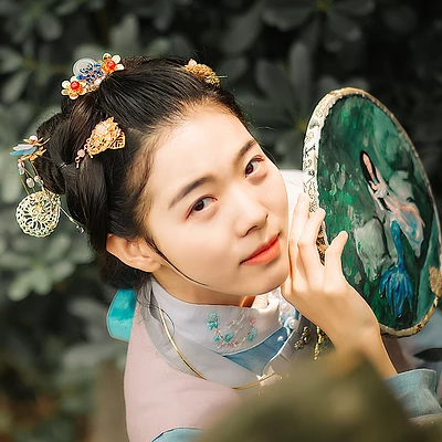 秋風(fēng)帶團(tuán)扇少女頭像，唯美古風(fēng)真人頭像