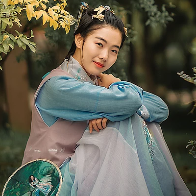 秋風(fēng)帶團(tuán)扇少女頭像，唯美古風(fēng)真人頭像