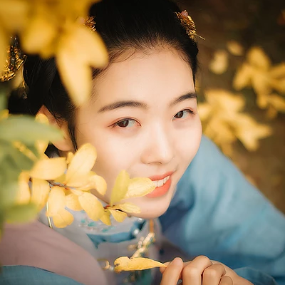 秋風(fēng)帶團(tuán)扇少女頭像，唯美古風(fēng)真人頭像