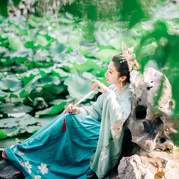 夏日荷塘帶團(tuán)扇少女頭像，唯美古風(fēng)真人頭像