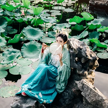 夏日荷塘帶團(tuán)扇少女頭像，唯美古風(fēng)真人頭像