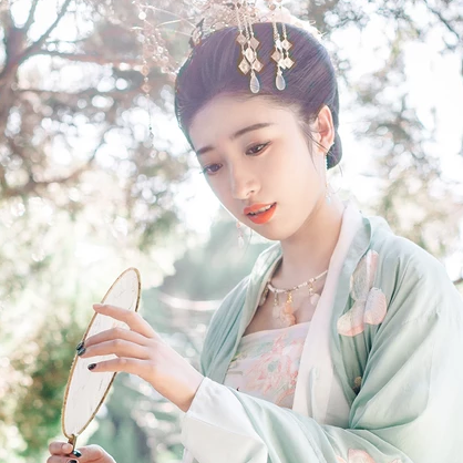 夏日荷塘帶團(tuán)扇少女頭像，唯美古風(fēng)真人頭像