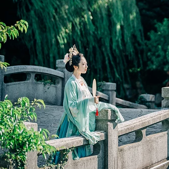 夏日荷塘帶團(tuán)扇少女頭像，唯美古風(fēng)真人頭像