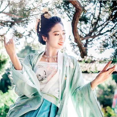 夏日荷塘帶團(tuán)扇少女頭像，唯美古風(fēng)真人頭像