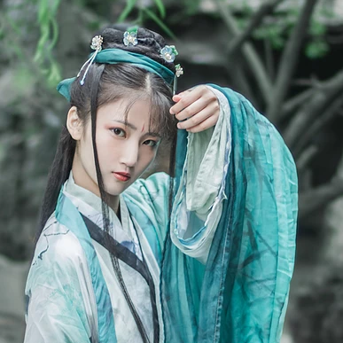 青玉流帶劍少女頭像，唯美古風(fēng)真人頭像