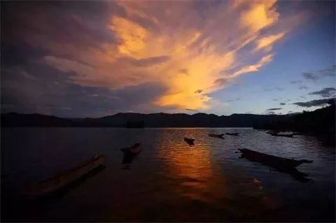 瀘沽湖·野火集，時光匆忙別錯過年輕的瘋狂