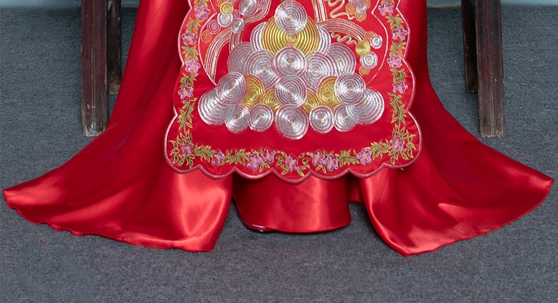 匠心啟航閱讀高貴刺繡嫁衣，新娘結(jié)婚中式禮服