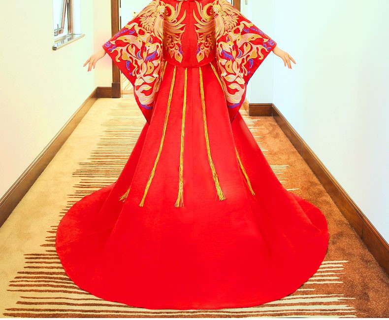 古典高貴刺繡新娘禮服，拖尾結(jié)婚中式禮服