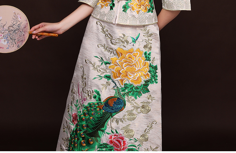 匠心啟航閱讀孔雀牡丹秀禾服，米白色新娘中式禮服