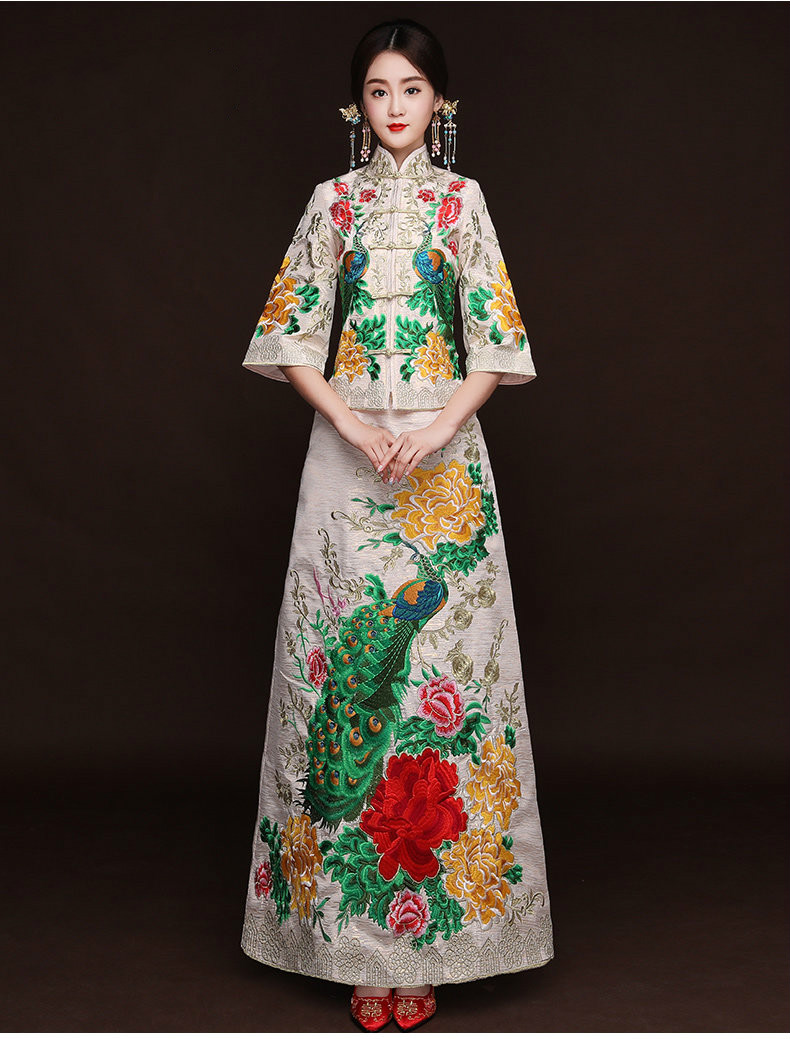 匠心啟航閱讀孔雀牡丹秀禾服，米白色新娘中式禮服