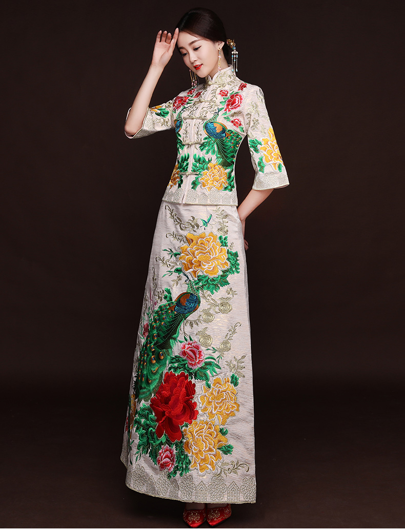 匠心啟航閱讀孔雀牡丹秀禾服，米白色新娘中式禮服
