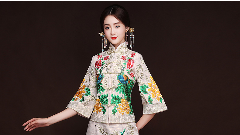 匠心啟航閱讀孔雀牡丹秀禾服，米白色新娘中式禮服