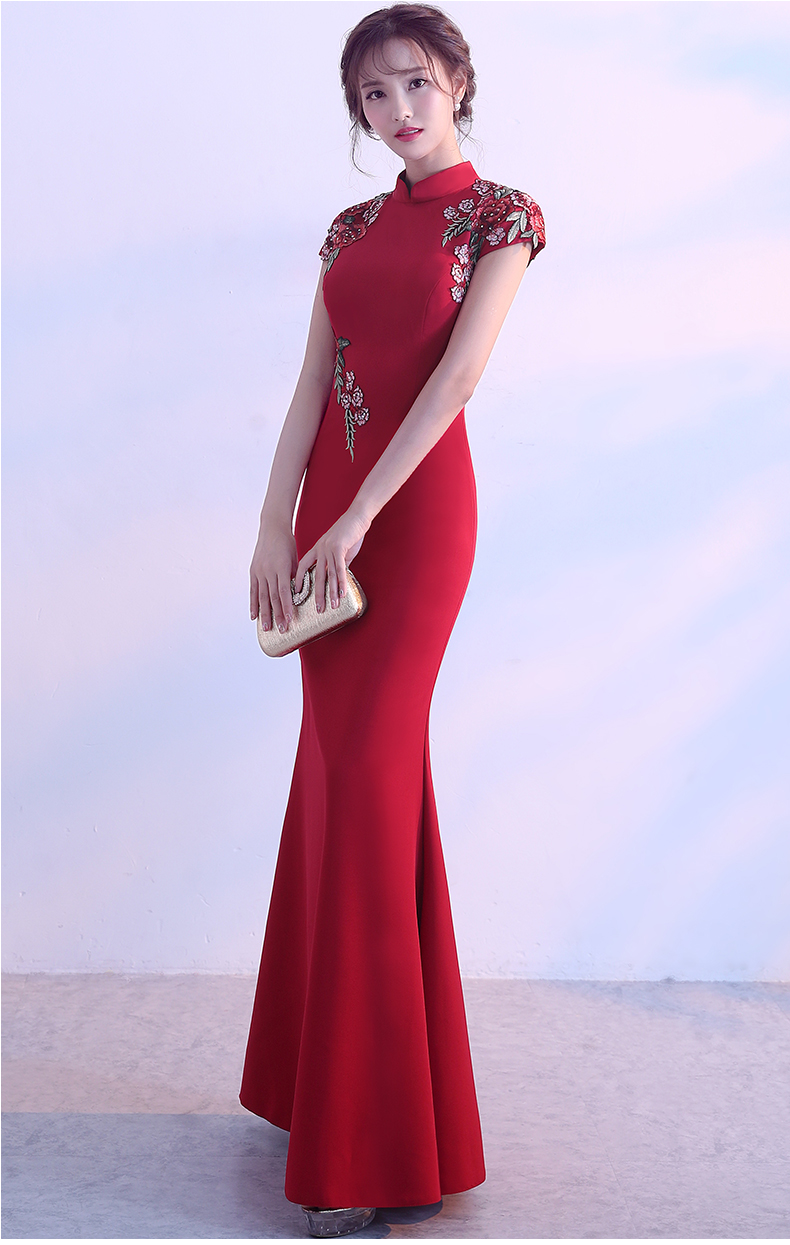 紅色刺繡貼花中式禮服，修身魚尾長(zhǎng)款晚禮服