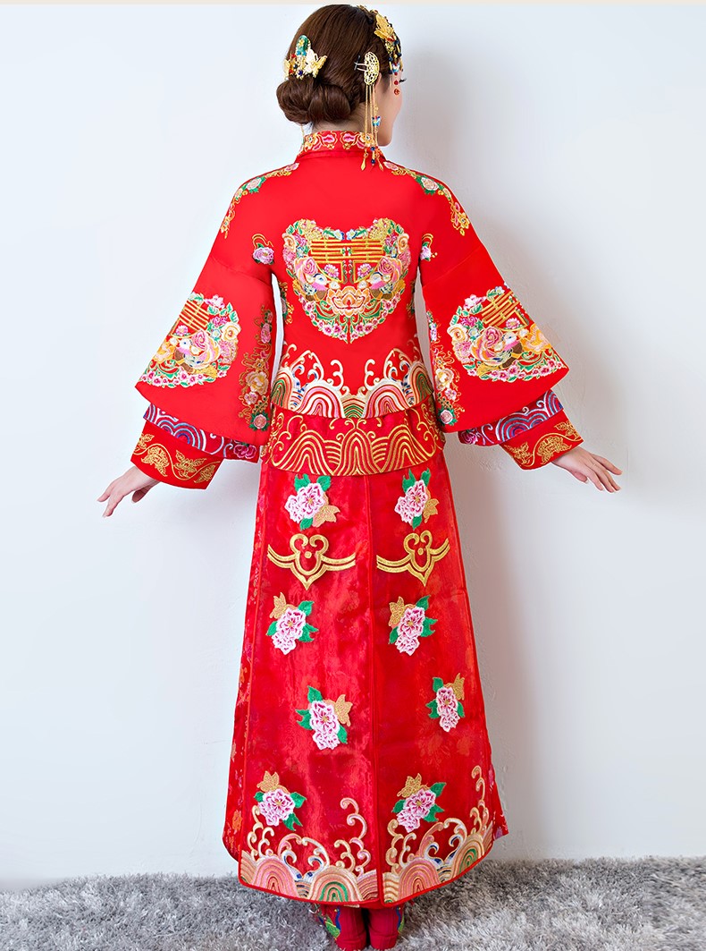 中國古典元素中式禮服，匠心啟航閱讀新娘結(jié)婚禮服