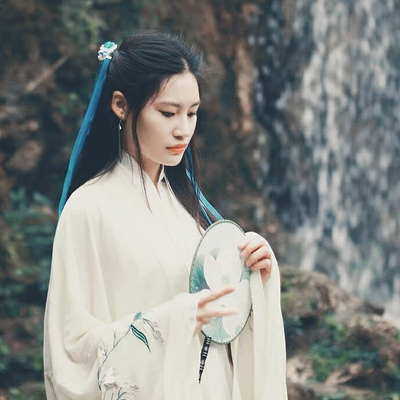 蒙眼帶團(tuán)扇女子頭像，唯美古風(fēng)真人頭像