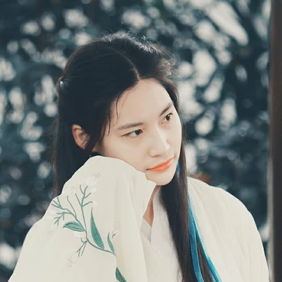 蒙眼帶團(tuán)扇女子頭像，唯美古風(fēng)真人頭像