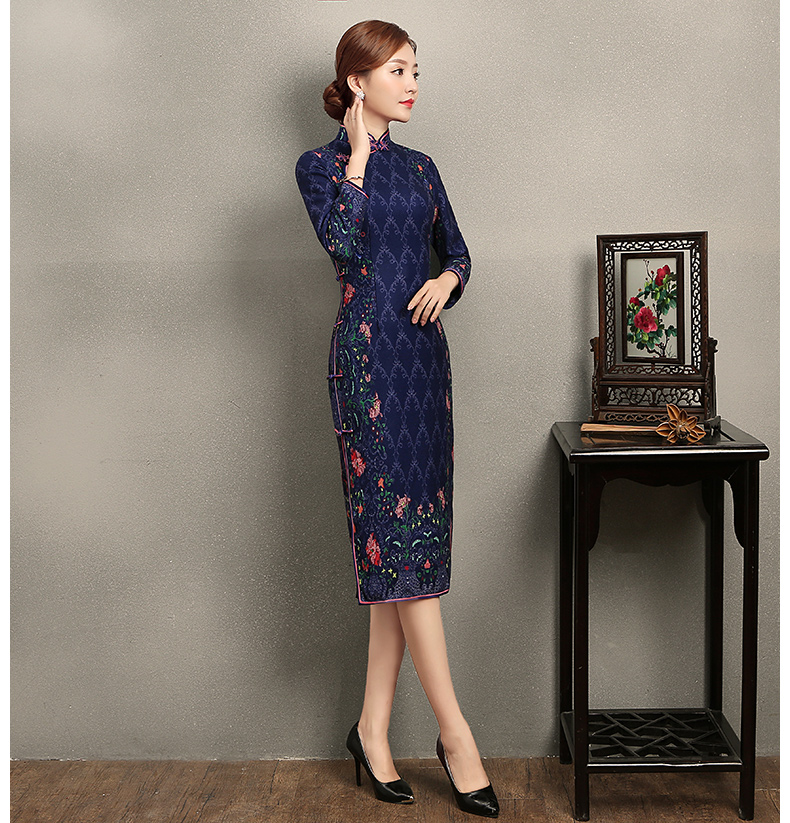 立領(lǐng)圓襟花扣旗袍，印花修身旗袍裙