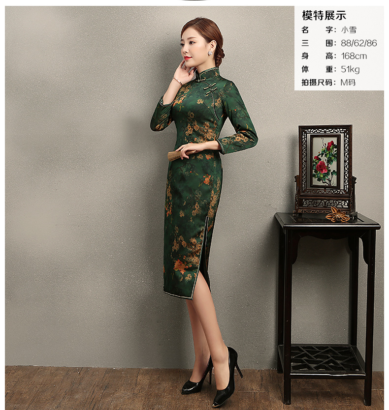 立領(lǐng)斜襟一字扣旗袍，印花修身旗袍裙