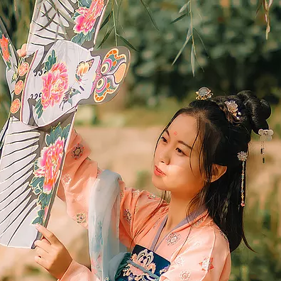 柳葉下放風(fēng)箏女生頭像，唯美古風(fēng)真人頭像