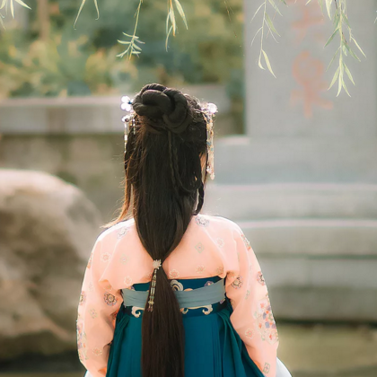 柳葉下放風(fēng)箏女生頭像，唯美古風(fēng)真人頭像