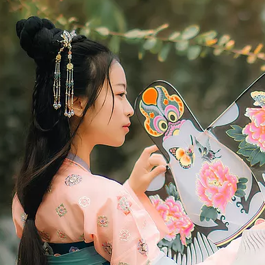 柳葉下放風(fēng)箏女生頭像，唯美古風(fēng)真人頭像