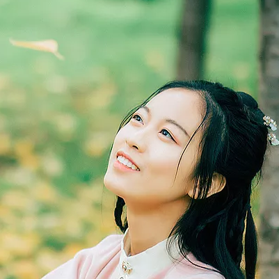落葉飄粉衣女生頭像，唯美古風(fēng)真人頭像