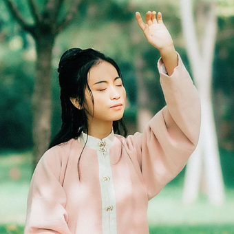 落葉飄粉衣女生頭像，唯美古風(fēng)真人頭像