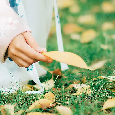 落葉飄粉衣女生頭像，唯美古風(fēng)真人頭像