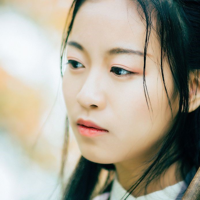 落葉飄粉衣女生頭像，唯美古風(fēng)真人頭像