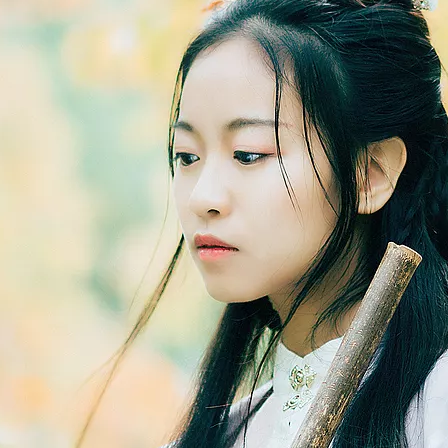 落葉飄粉衣女生頭像，唯美古風(fēng)真人頭像