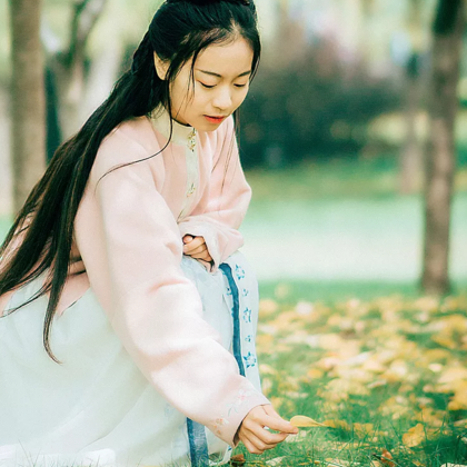 落葉飄粉衣女生頭像，唯美古風(fēng)真人頭像