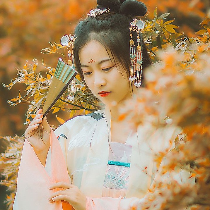 楓葉彈琴帶折扇女生頭像，唯美古風真人頭像