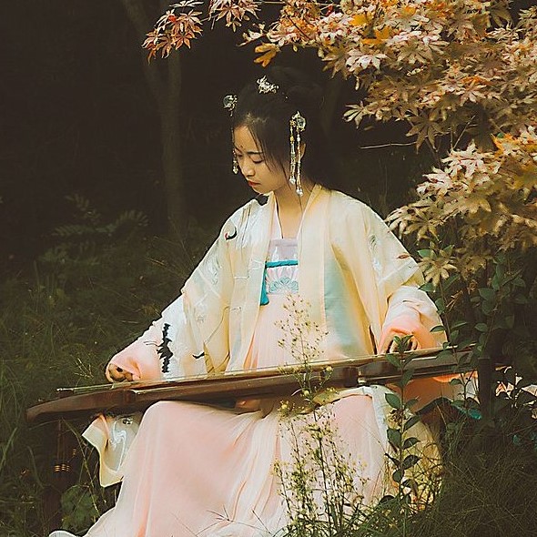 楓葉彈琴帶折扇女生頭像，唯美古風真人頭像