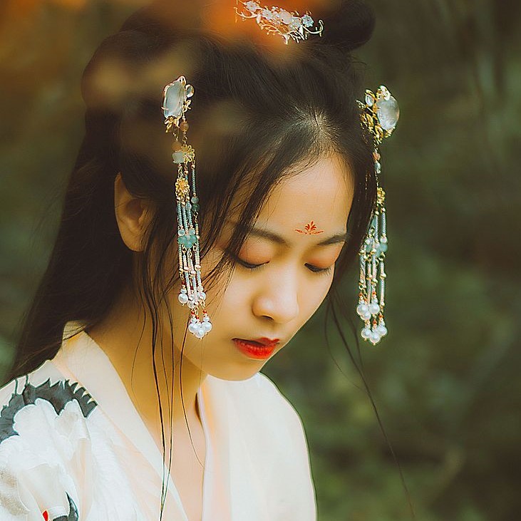 楓葉彈琴帶折扇女生頭像，唯美古風真人頭像