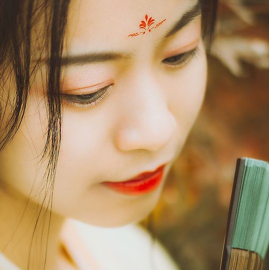 楓葉彈琴帶折扇女生頭像，唯美古風真人頭像