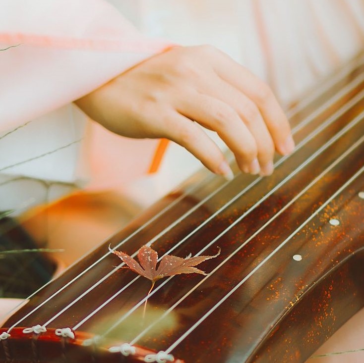 楓葉彈琴帶折扇女生頭像，唯美古風真人頭像