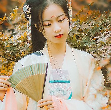 楓葉彈琴帶折扇女生頭像，唯美古風真人頭像