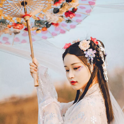 嬌艷帶傘女生頭像，唯美古風(fēng)真人頭像